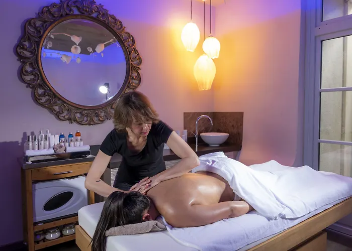 Chateau De - & ホテル